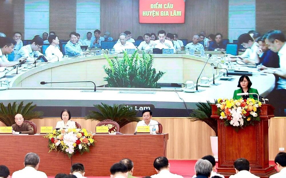 Bí thư Thành ủy Hà Nội Bùi Thị Minh Hoài phát biểu tại buổi tiếp xúc cử tri Đơn vị bầu cử số 4 (huyện Gia Lâm, quận Hoàng Mai) trước kỳ họp thứ chín, Quốc hội khóa XV, ngày 17-4-2025.